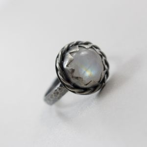 Kamień księżycowy i srebro  - fakturowany pierścionek - ChileArt